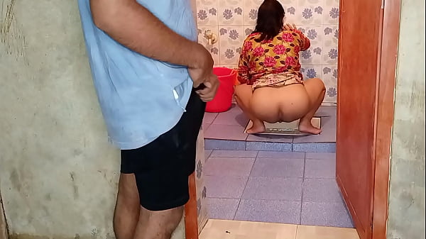 बाथरूम में चुपके से देख रहे जवान भाई को भाभी ने बुलाकर चूत चुदाई XXX Bathroom Sex