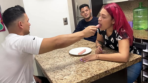 Esposa Ama De Casa Le Gusta Chupar Salchicha Cuando El Amigo De Su Marido Se La En La Boca Se Transforma En Una Puta Al Frente De Su Marido Cornudo
