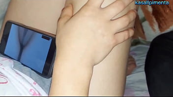 Isso Que Acontece Quando Mulher Assiste Porno, Buceta Fica Piscando, Branca Nao Resiste Bate Uma Punheta E Pede Para Fuder Gostoso Ate Sua Buceta Gozar