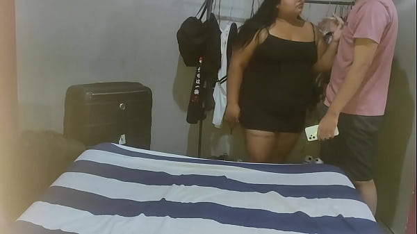 Espiando A Mi Tía Mientra Ella Se Cambia De Ropa Ella Me Descrube Y No Le Dice A Mis Padres Ella Prefiere Follarme Por Que Se Siente Muy Sola Al Final Ella Me Pide Que Me Venga Dentro De Ella
