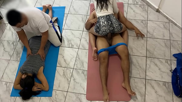 Masajes En Pareja El Cliente Me Pidió Que Me Montara Encima De El Y Le Hiciera Masaje En Su Polla Al Lado De Mi Esposo Ntr