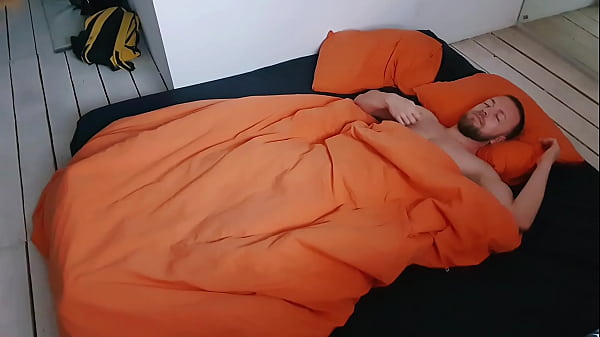 Muscled Jock Jerks Off And Cum In His Bed