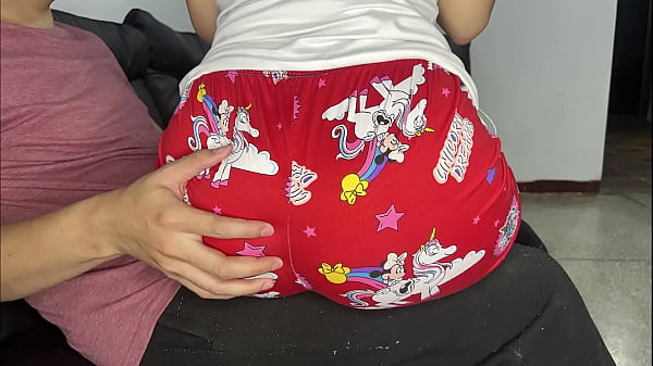Hijastra Inocente Sentada En Las Piernas De Su Padrastro Para Comer Mientras El Pervertido Disfruta De Su Culo