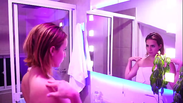 Before Taking A Shower, This Latina Play With Soap And Make Some Bubbles